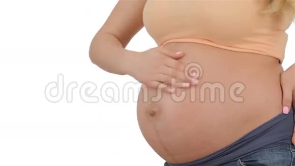 孕妇擦她的肚子视频的预览图