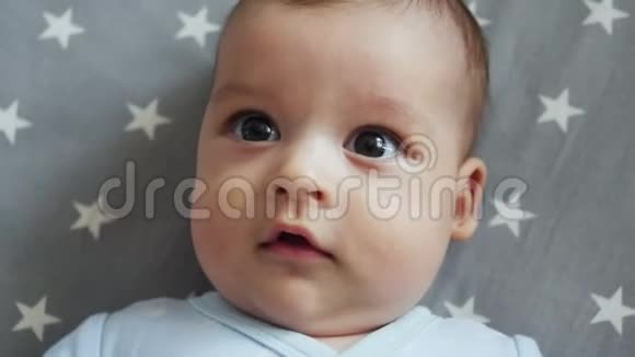 婴儿张开大眼睛躺在背上视频的预览图