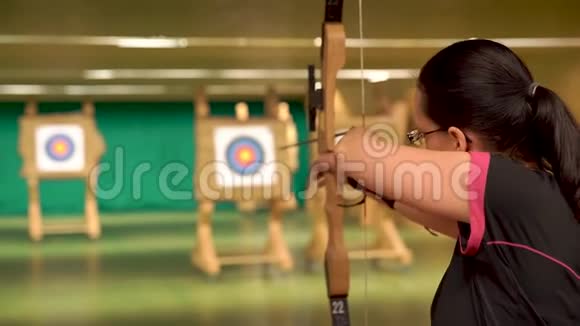 射箭作为一门体育学科在大厅和大自然中运行最好的箭射进目标比赛视频的预览图
