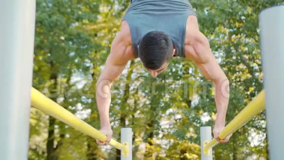体操平行男运动员运动视频的预览图