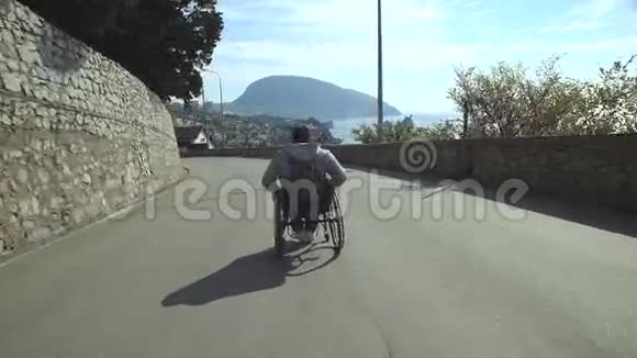 在轮椅上行走的行人视频的预览图