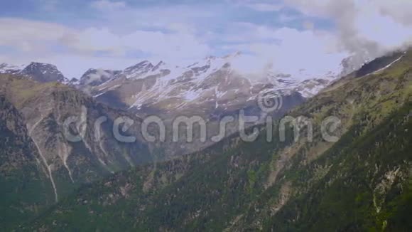 夏天在瑞士山区清澈的大自然视频的预览图