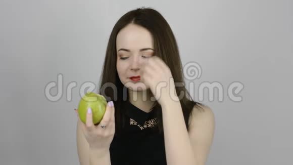 漂亮的年轻女人吃绿苹果视频的预览图