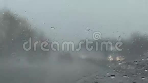 在暴风雨中驾驶高速公路视频的预览图
