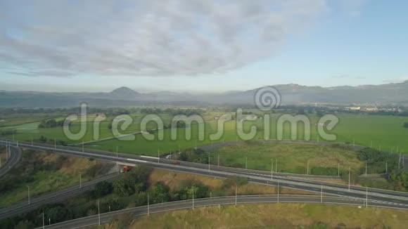 热带景观与高速公路农民田在菲律宾视频的预览图