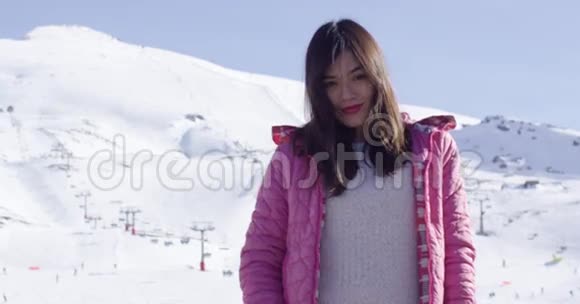 雪域滑雪场的免费年轻女子视频的预览图
