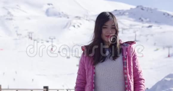 雪域滑雪场的免费年轻女子视频的预览图