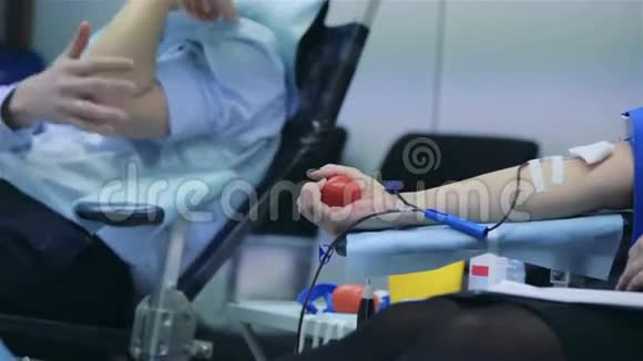 男女献血者自愿献血视频的预览图