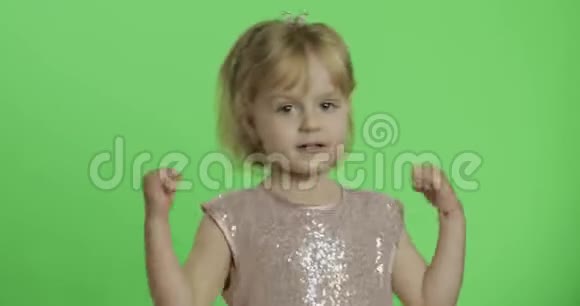 穿着光滑裙子跳舞的女孩快乐的四岁孩子铬键视频的预览图
