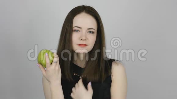漂亮的年轻女人吃绿苹果视频的预览图