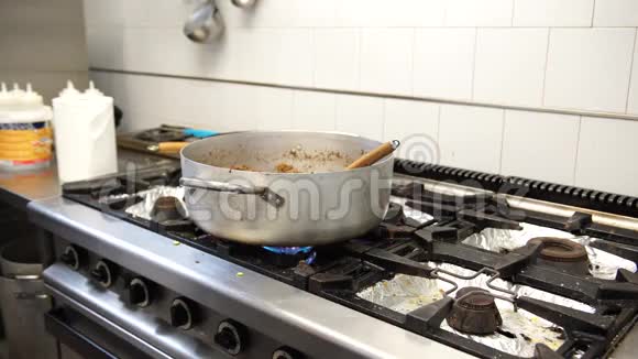 一个锅碗瓢盆把肉酱放在炊具上加4K的煤气视频的预览图
