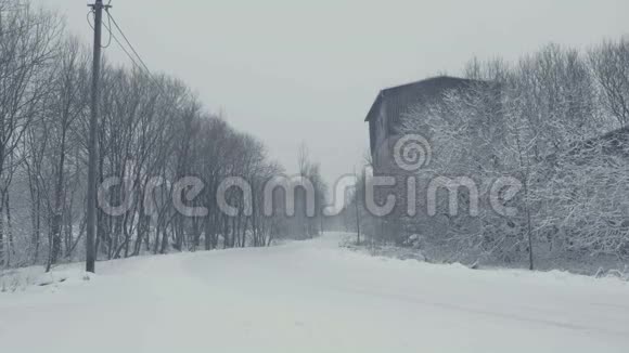有小径的雪道冬天的风景飘落的雪覆盖着新鲜的粉末视频的预览图