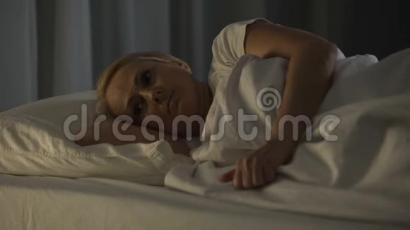 病入膏肓的病人躺在病床上疼痛和失眠视频的预览图