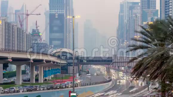 SheikhZayed路交叉口和桥上的交通日夜不停视频的预览图