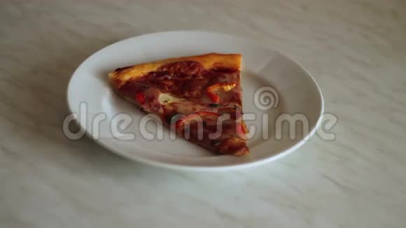 从盘子里的桌子上手拿披萨视频的预览图