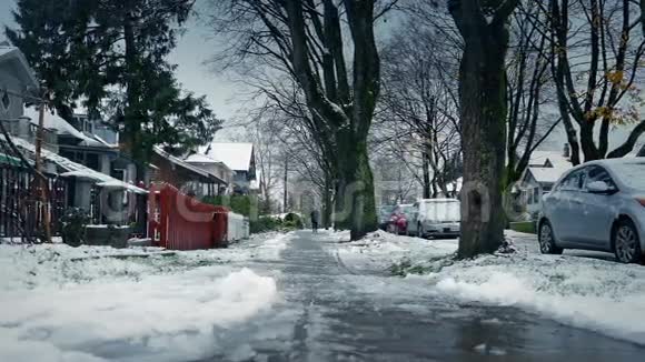 雪中人在人行道上行走视频的预览图