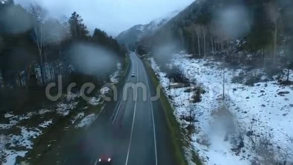 卡车在雨中行驶在山路上视频的预览图