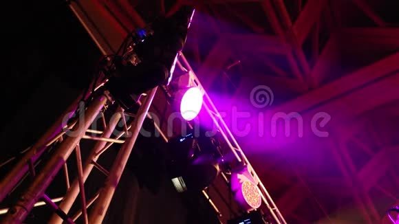大厅的舞台灯光柜台上的舞台灯光舞台灯光的金属支架从下面看视频的预览图