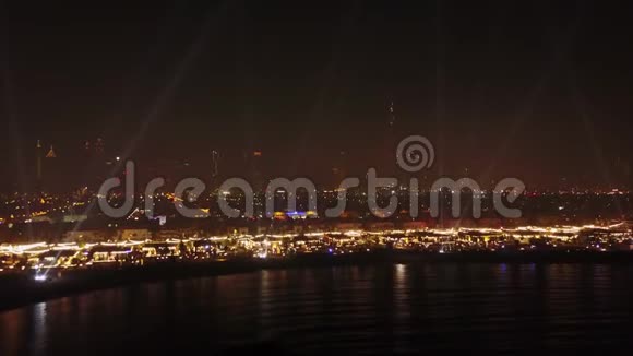 阿拉伯联合酋长国迪拜迪拜码头之美水中倒影鸟瞰奢华的城市长廊顶部视频的预览图