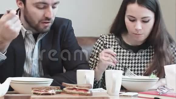 咖啡馆的同事吃沙拉喝茶视频的预览图