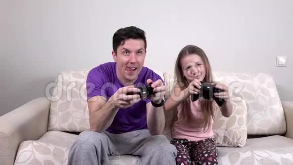 爸爸和女儿带着电子游戏控制器慢动作视频的预览图