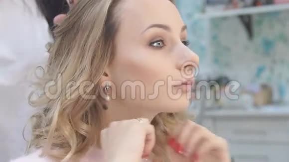 美容美发店美发模特卷发的最后造型视频的预览图