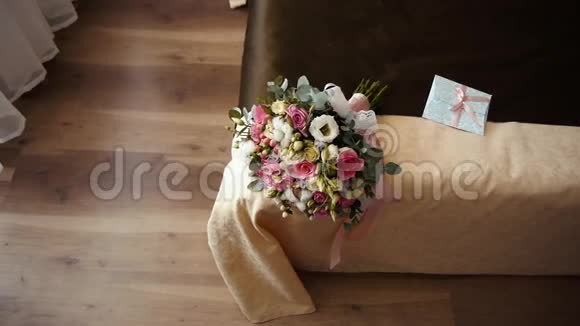 婚纱和花束躺在床上新娘正在准备仪式女性配饰2视频的预览图
