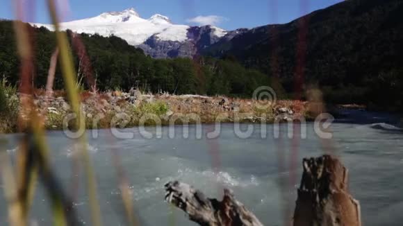从考肯斯河山谷俯瞰特隆多火山和冰川阿根廷巴塔哥尼亚视频的预览图
