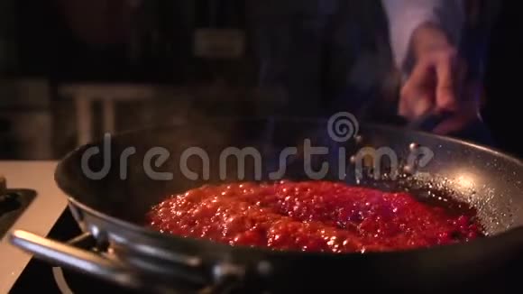 一个人正在煎锅里准备酱汁慢慢地倒油慢动作视频的预览图
