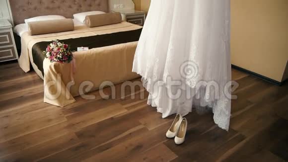 婚礼礼服新娘准备仪式新娘的花束躺在床上视频的预览图