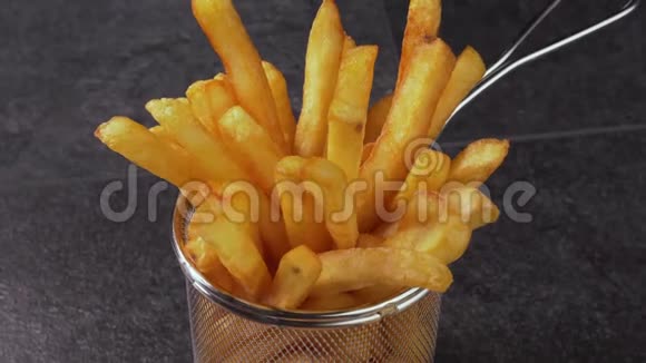 煎篮里放着美味的炸薯条视频的预览图