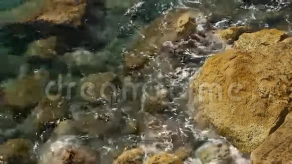 沙滩上的海上刹车纯净的水波视频的预览图