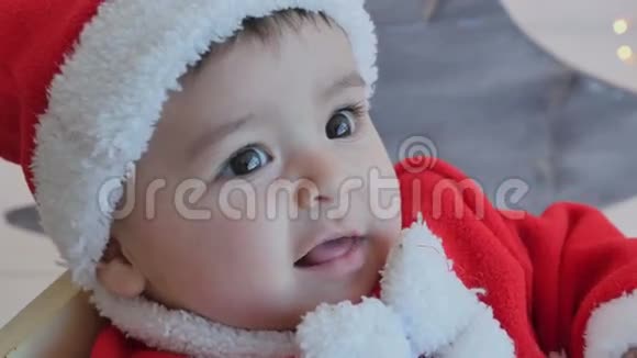 穿圣诞老人服装5个月小宝宝视频的预览图