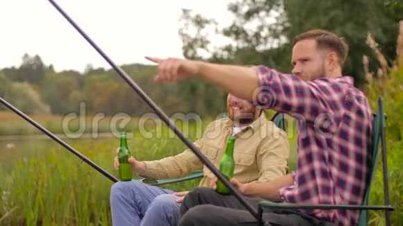 快乐的朋友在湖边钓鱼喝啤酒视频的预览图