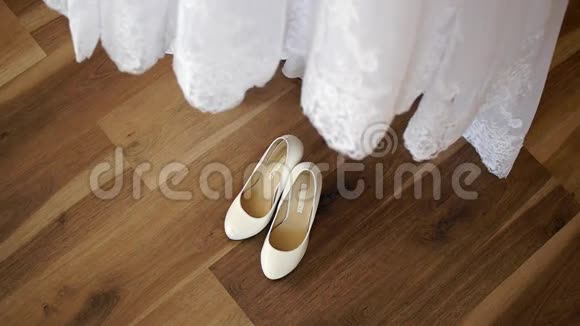 新娘的连衣裙和鞋子站在地板上视频的预览图