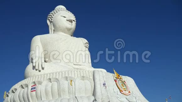 泰国普吉岛白色大佛像著名的佛教和旅游场所视频的预览图