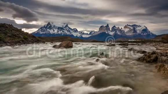 日落过山河山景智利巴塔哥尼亚的托雷斯德尔潘恩视频的预览图