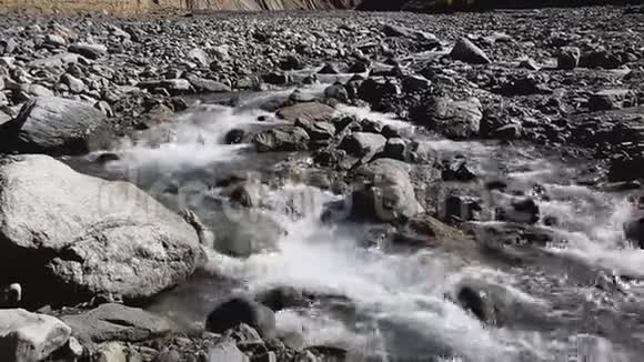 峡谷里的山涧视频的预览图