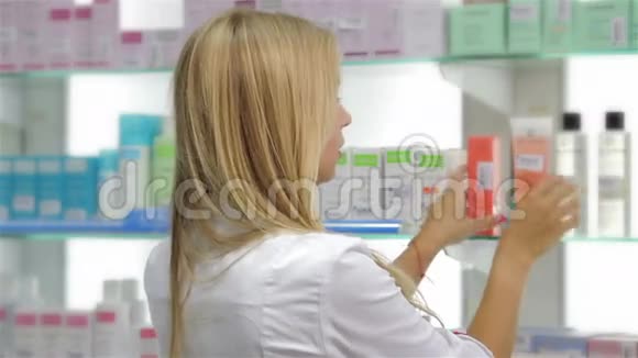 药剂师在产品前面视频的预览图