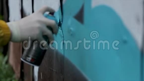 人艺术创意和青年文化理念在街墙上用喷漆封闭手绘涂鸦视频的预览图