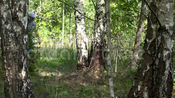 一对男女在森林里拿着装满蘑菇的篮子散步视频的预览图