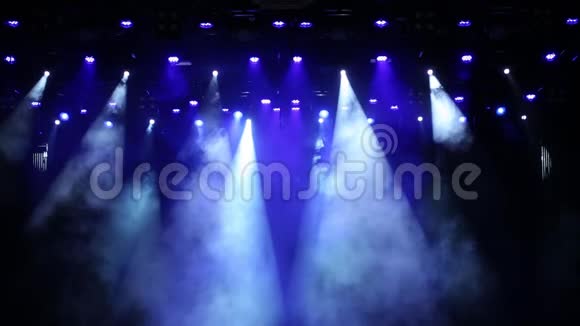 音乐会舞台上的蓝光视频的预览图