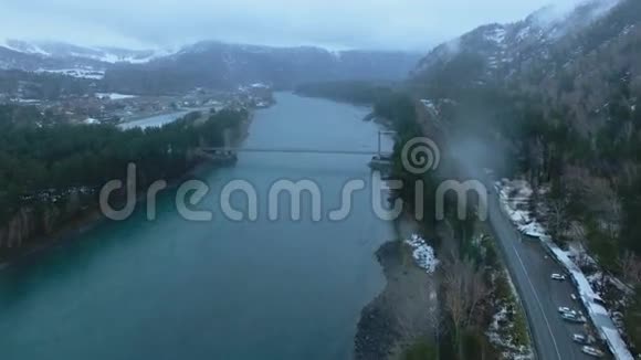 阴雨天气的山体景观航空公司视频的预览图