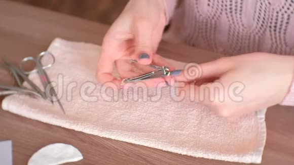 女人用剪刀剪指甲特写双手视频的预览图