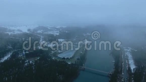 阴雨天气的山体景观航空公司视频的预览图
