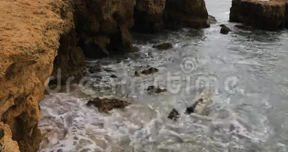 葡萄牙阿尔加维的波浪和岩石视频的预览图