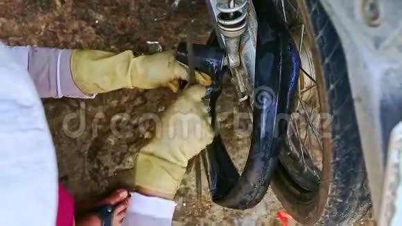 贴身女清洁摩托车内管与文件补丁视频的预览图