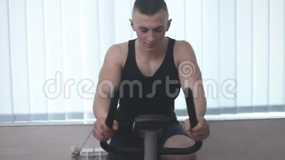 人在静止的自行车上训练视频的预览图