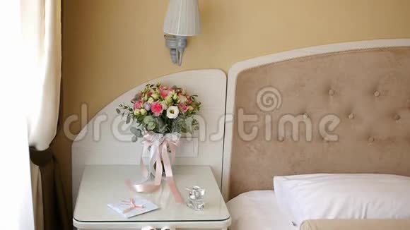 餐桌上的女性新娘饰品新娘的花束邀请和鞋子视频的预览图