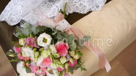 婚纱和花束躺在床上新娘正在准备仪式女人的配饰视频的预览图